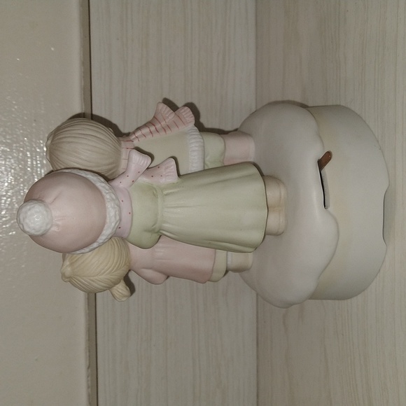 Vintage 1982 Lefton Holiday Christmas Caroler Children Music Box - Picture 3 of 4